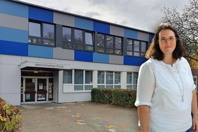 schulleiterin Katrin Neuhaus vor der Albert-Schweitzer-grundschule Oer-Erkenschwick