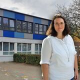 schulleiterin Katrin Neuhaus vor der Albert-Schweitzer-grundschule Oer-Erkenschwick