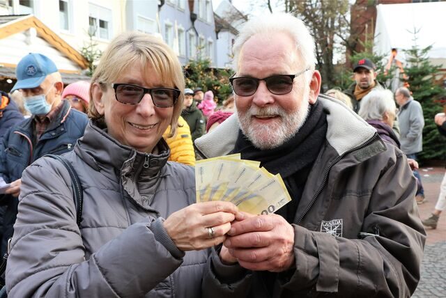 Angelika und Detlef Krziwon halten 1000 Euro in der Hand.