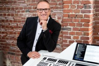 Entertainer Thomas Weber führt wieder durch das Programm des Weihnachtsfestes für Senioren.