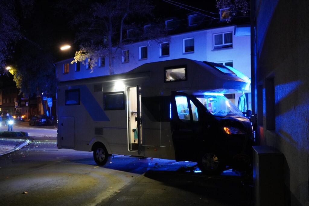 Das Wohnmobil am Eckhaus an der Ickerner Straße / Friedhofstraße. Das Wohnmobil am Eckhaus an der Ickerner Straße / Friedhofstraße.