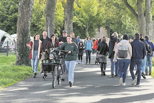 Beim Erntedankfest 2022 strömen Menschenmassen durch die Hertener Ried.