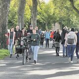 Beim Erntedankfest 2022 strömen Menschenmassen durch die Hertener Ried.
