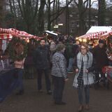Menschen laufen über den Weihnachtsmarkt in Barkenberg.