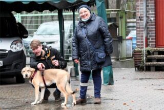 Tierheim-Leiter Philipp Weffers und Angelika Gellenbeck, Vorsitzende des Tierschutzvereins Marl/Haltern, mit Hündin Romy.