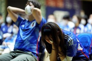 Fassungslos: Japanische Fußball-Fans nach der 0:1-Niederlage gegen Costa Rica.