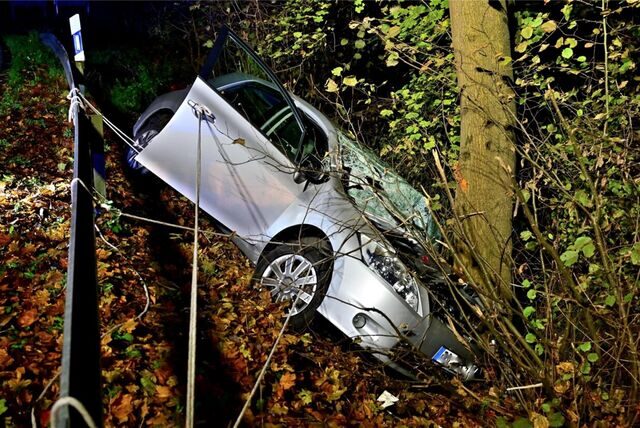 Ein Auto kracht vor einen Baum
