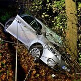 Ein Auto kracht vor einen Baum