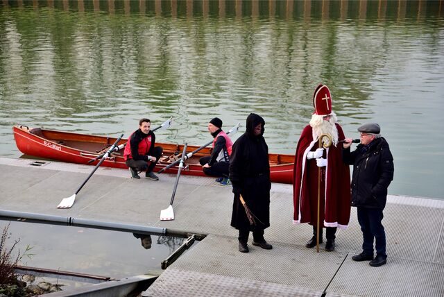 Mit dem Ruderboot kam der Nikolaus am Bootshaus in Sickingmühle an.