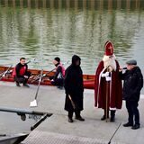 Mit dem Ruderboot kam der Nikolaus am Bootshaus in Sickingmühle an.