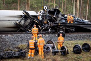 Mitarbeiter der Deutschen Bahn arbeiten an der Einsatzstelle.