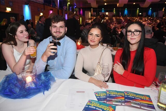 Besucher vor der Bühne bei der 22. Aids-Gala.