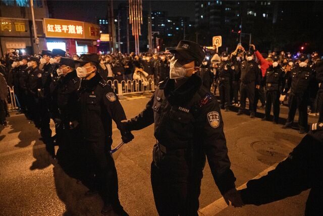 Polizisten bilden eine Linie, um Demonstranten zu stoppen.