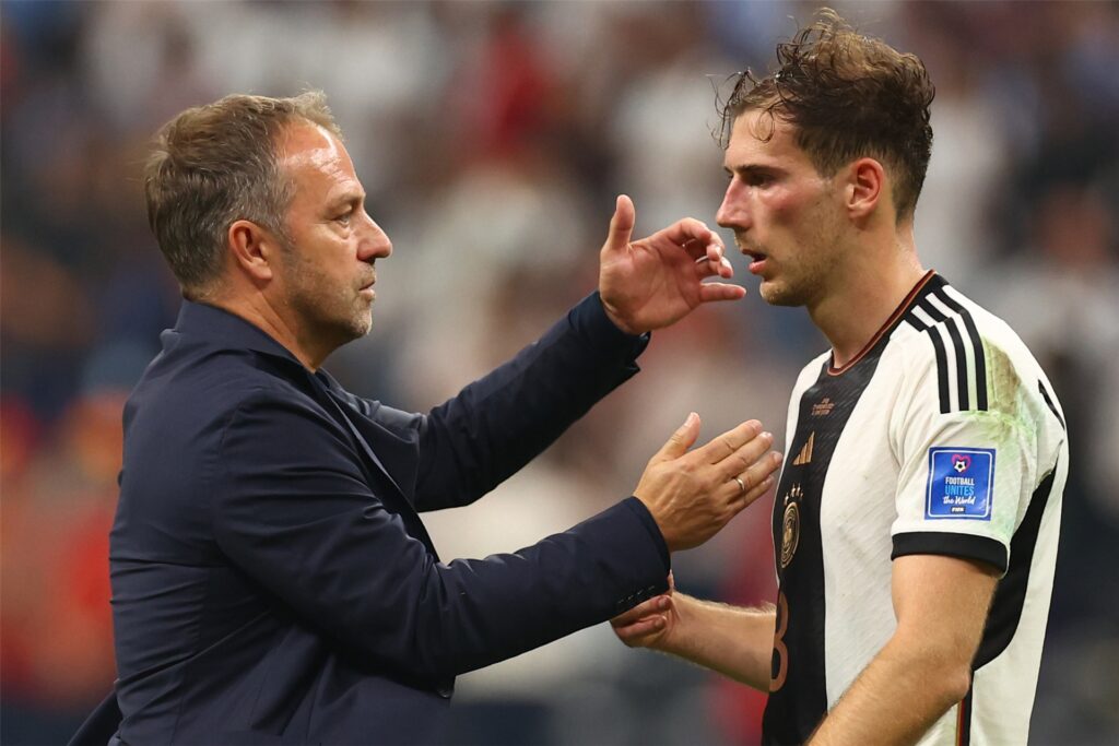 Hansi Flick im Gespräch mit Leon Goretzka.