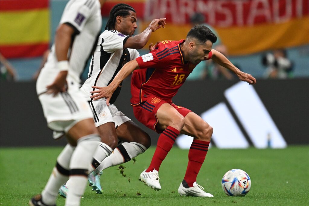 Serge Gnabry im Zweikampf mit Jordi Alba Serge Gnabry im Zweikampf mit Jordi Alba