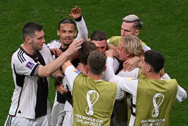 Die deutschen Spieler bejubeln den Treffer zum 1:1 gegen Spanien.