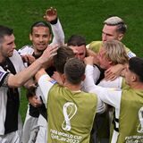 Die deutschen Spieler bejubeln den Treffer zum 1:1 gegen Spanien.