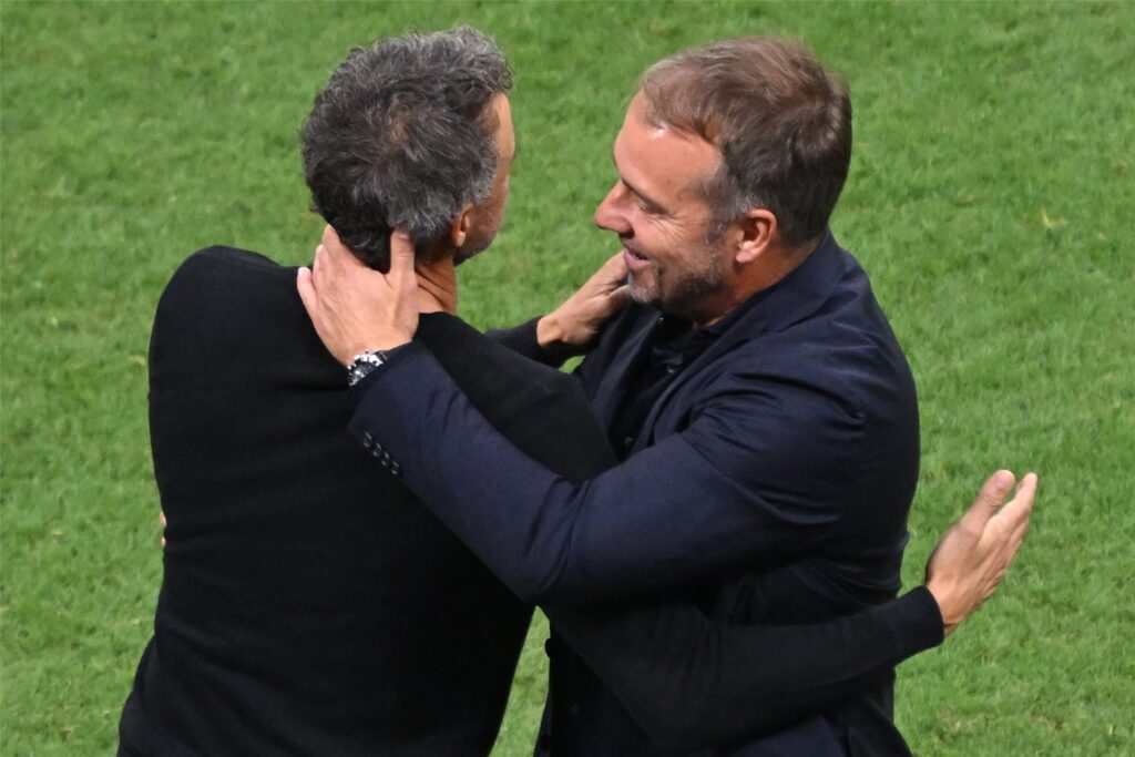 Hansi Flick im Gespräch mit Luis Enrique. Hansi Flick im Gespräch mit Luis Enrique.