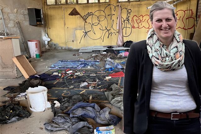Verena Reuter von der Stadt in einer Montage vor der verdreckten Baracke auf dem Fuhrparkgelände.