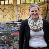 Verena Reuter von der Stadt in einer Montage vor der verdreckten Baracke auf dem Fuhrparkgelände.