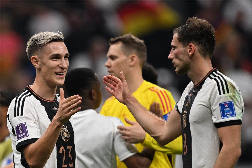 Nico Schlotterbeck und Leon Goretzka klatschen ab. Nico Schlotterbeck und Leon Goretzka klatschen ab.