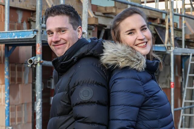Lisa König und Chris Kremer (beide 31) strahlen: ihr Traum vom Eigenheim an der Heitkampstraße in Dortmund-Brechten wird bald wahr. Sie schauen jetzt nach den passenden Möbeln für das Herzstück ihrer Doppelhaushälfte: den Wohn-Essbereich.