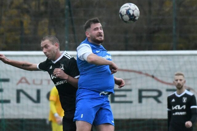 Hoch her ging es beim Derby des FC Frohlinde (r/Omar Demir) gegen die SG Castrop (l/Kim Dedek). Nach einer 3:0-Führung hatte die SG knapp mit 3:2 die Nase vorn.