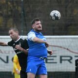 Hoch her ging es beim Derby des FC Frohlinde (r/Omar Demir) gegen die SG Castrop (l/Kim Dedek). Nach einer 3:0-Führung hatte die SG knapp mit 3:2 die Nase vorn.