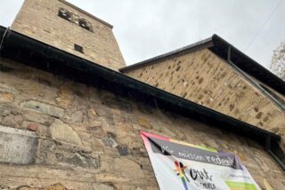 Plakat mit der Aufschrift „Wir müssen reden“ an der Kirche St. Agatha in Dorsten