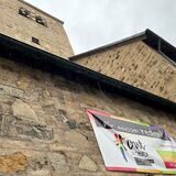 Plakat mit der Aufschrift „Wir müssen reden“ an der Kirche St. Agatha in Dorsten