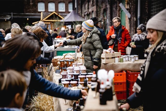 Viel Anklang fanden die verschiedenen Anbieter beim Winterzauber auf Hof Schulte-Rauxel mit ihren selbst produzierten Artikeln.