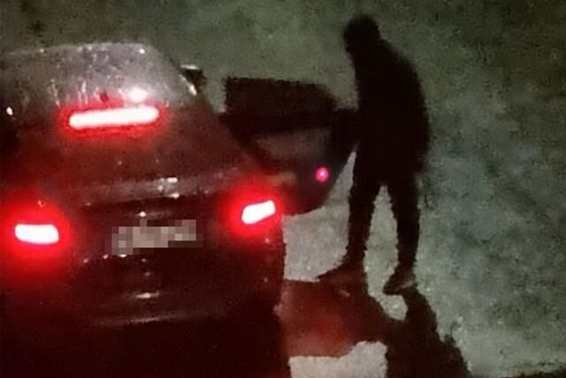 Auf der Feldstraße vor der Langenbochumer Volksbank-Filiale steigt einer der Täter in das Fluchtfahrzeug.