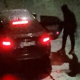 Auf der Feldstraße vor der Langenbochumer Volksbank-Filiale steigt einer der Täter in das Fluchtfahrzeug.