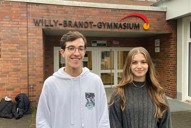 Schülersprecher Cedric und Antonia vom Willy-Brandt-Gymnasium vor ihrer Schule in Oer-Erkenschwick.