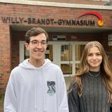 Schülersprecher Cedric und Antonia vom Willy-Brandt-Gymnasium vor ihrer Schule in Oer-Erkenschwick.