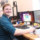 Nils Kußerow sitzt an seinem Schreibtisch in seiner Waltroper Firma Elektro Kußerow.