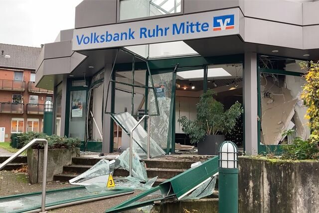 Trümmerlandschaft: Die Volksbank-Filiale in Polsum am Morgen nach der Automatensprengung.