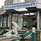Trümmerlandschaft: Die Volksbank-Filiale in Polsum am Morgen nach der Automatensprengung.
