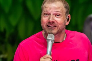 Der Komiker Mario Barth mit einem Mikrofon