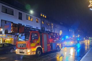 Die Feuerwehr ist an der Bahnhofstraße in Westerholt im Einsatz.