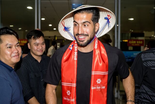 Emre Can bei der Ankunft in Vietnam.