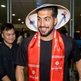 Emre Can bei der Ankunft in Vietnam.