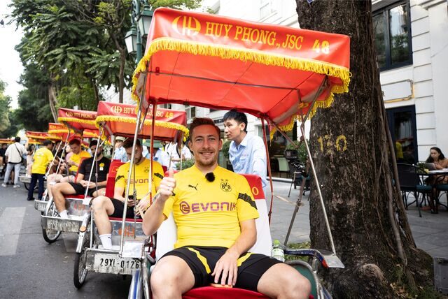 Felix Passlack sitzt auf einer Rikscha.