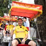 Felix Passlack sitzt auf einer Rikscha.