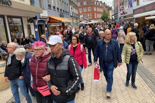 Menschen in der Fußgängerzone Dorsten