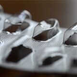 Ein leerer Tabletten-Blister liegt auf einem Tisch.