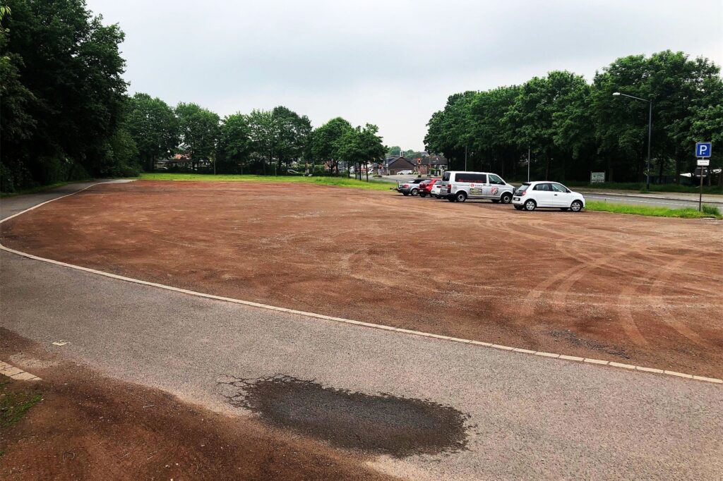 Auf dieser Fläche, die sonst meist als Parkraum diente, soll die Kita gebaut werden. Auf dieser Fläche, die sonst meist als Parkraum diente, soll die Kita gebaut werden.