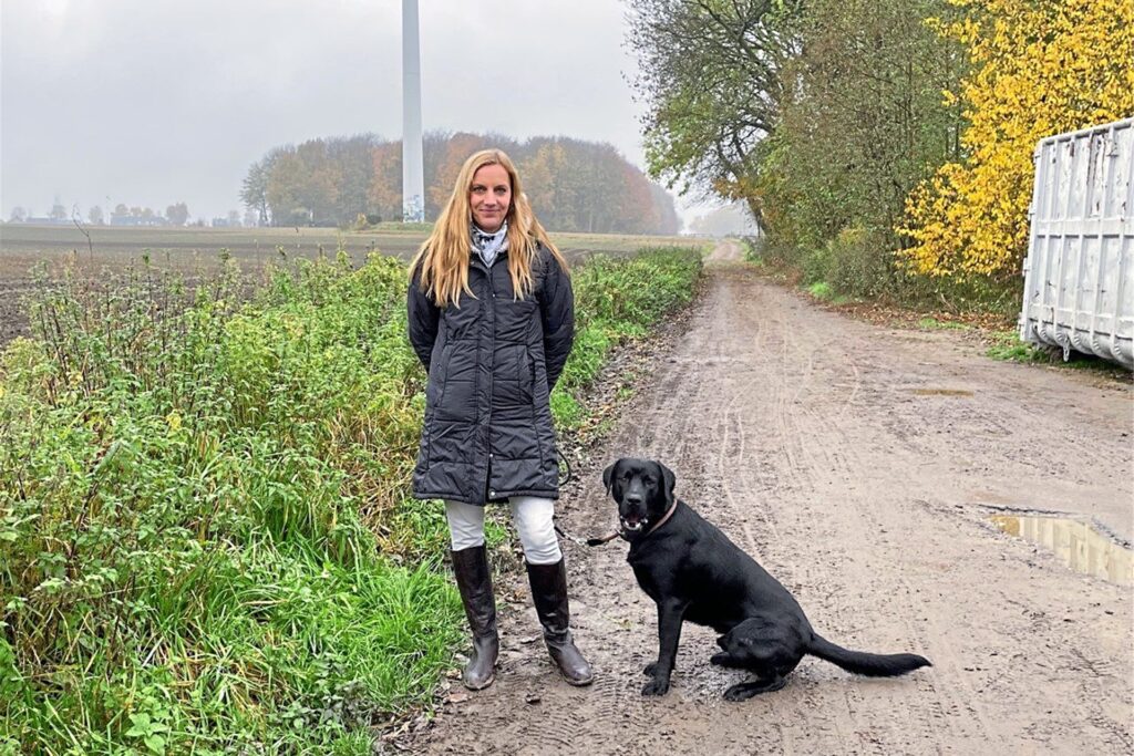 Jessica Trogant steht an einem Feldweg in der Ried. Jessica Trogant steht an einem Feldweg in der Ried.