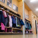 Kinder rennen in einer Kindertagesstätte einen Gang entlang.