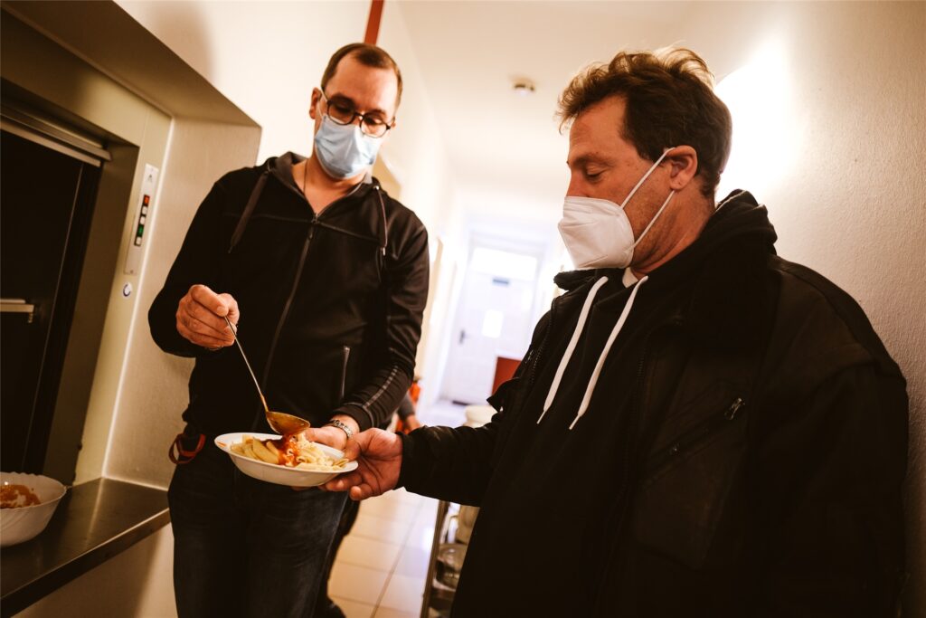Bruder Reinhard gibt im Gasthaus Recklinghausen Mittagessen an den wohnungslosen Christian aus. Bruder Reinhard gibt im Gasthaus Recklinghausen Mittagessen an den wohnungslosen Christian aus.